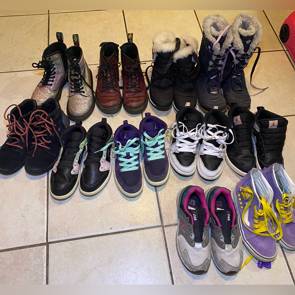 Lot of 11 pairs of shoes.
